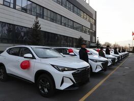 Камчыбек Ташиев Нарындагы ооруканаларга 20&nbsp;кызматтык унаа тапшырды 